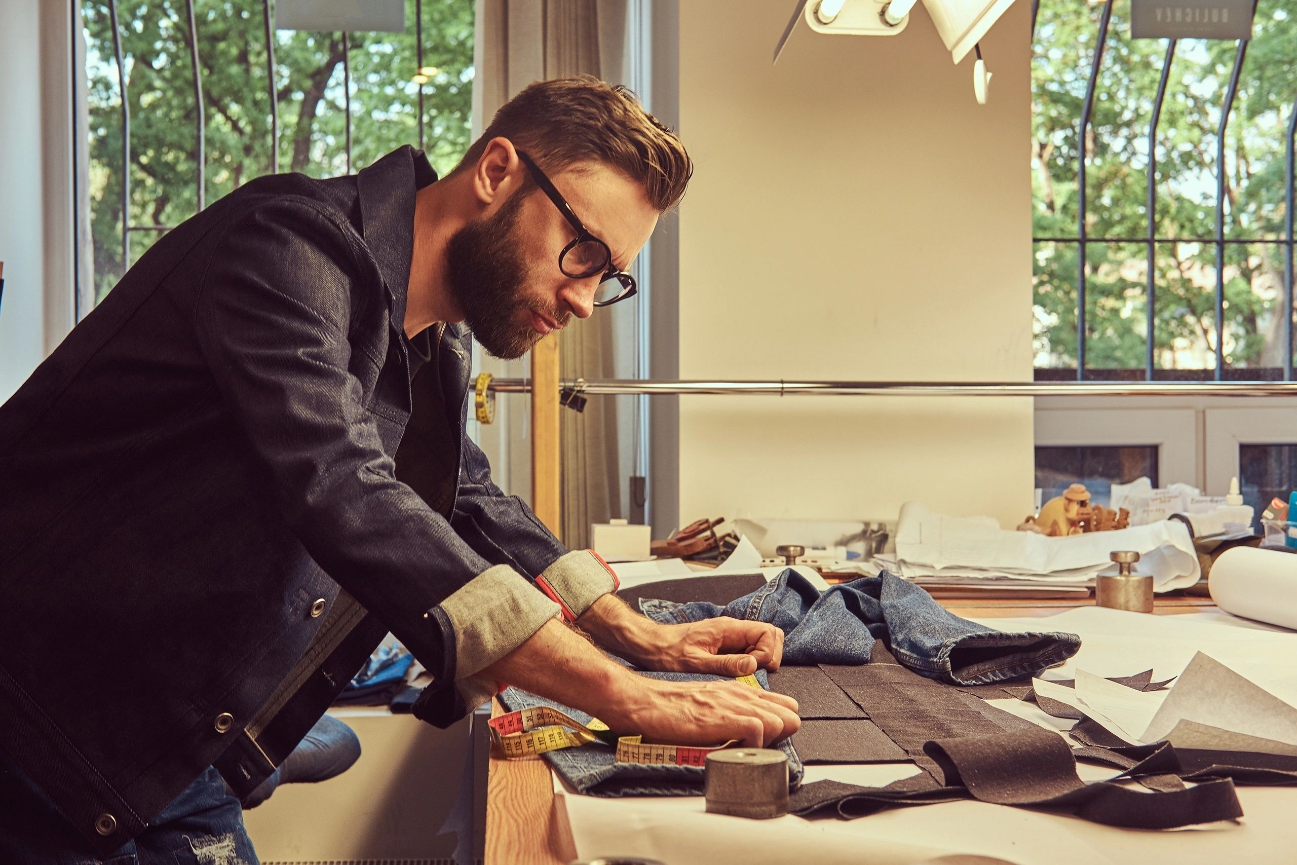 Designer bei der Arbeit mit Denim und Schnittmaterialien